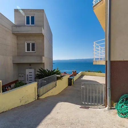 With A Parking Space Rat, Omis - 23882 Daire Dugi Rat